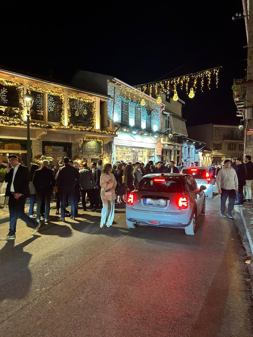 Το Φόρουμ των Δελφών... μπλόκαρε τον κεντρικό δρόμο της Αράχωβας - Δείτε φωτογραφίες