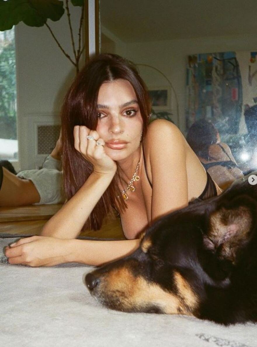 Έμιλι Ραταϊκόφσκι: Νέα αποκαλυπτική ανάρτηση - Πόζαρε με διαφανές εσώρουχο