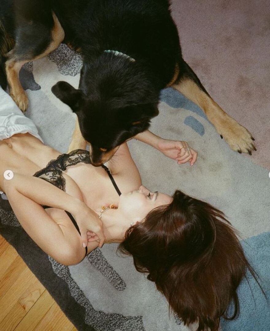 Έμιλι Ραταϊκόφσκι: Νέα αποκαλυπτική ανάρτηση - Πόζαρε με διαφανές εσώρουχο