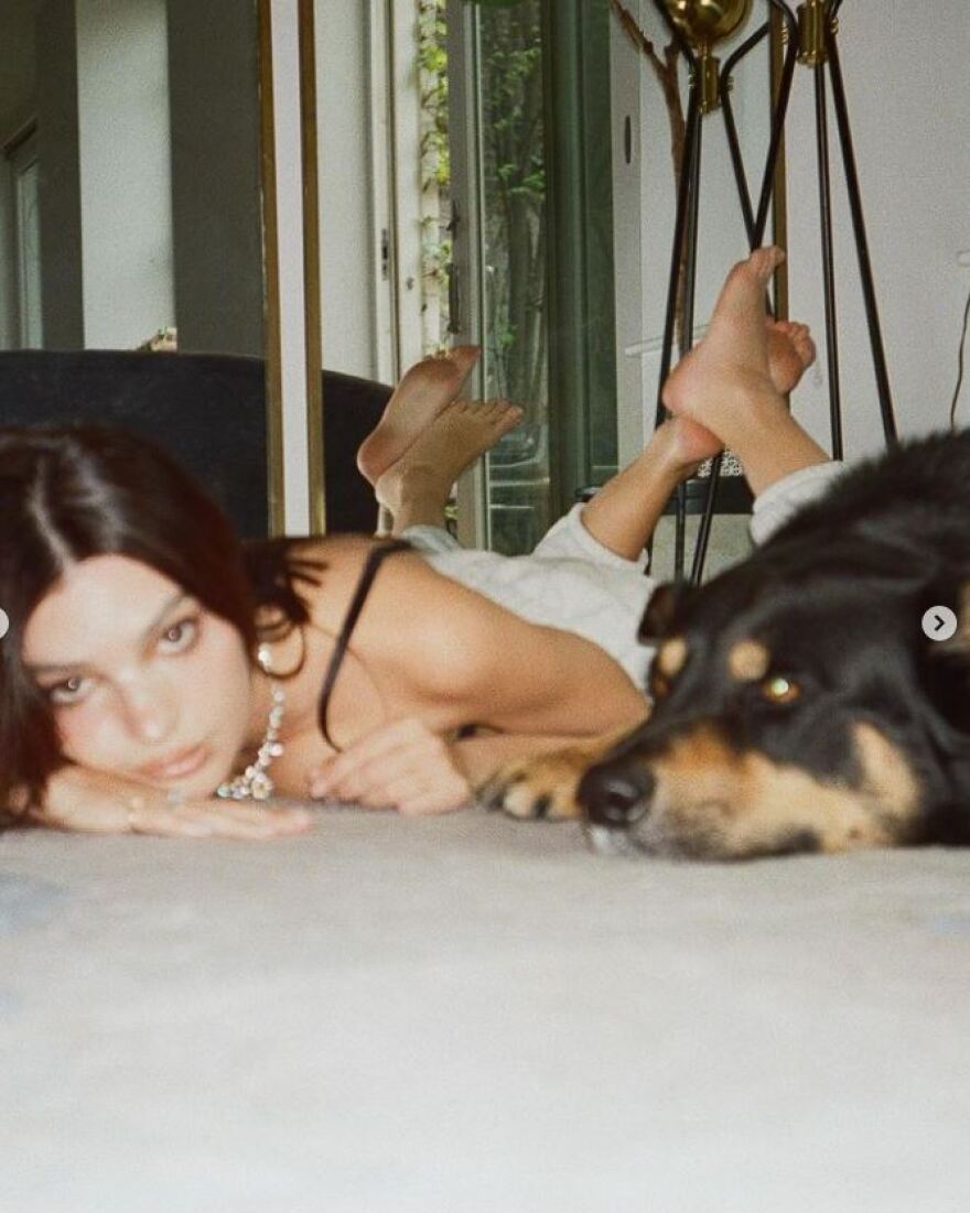 Έμιλι Ραταϊκόφσκι: Νέα αποκαλυπτική ανάρτηση - Πόζαρε με διαφανές εσώρουχο