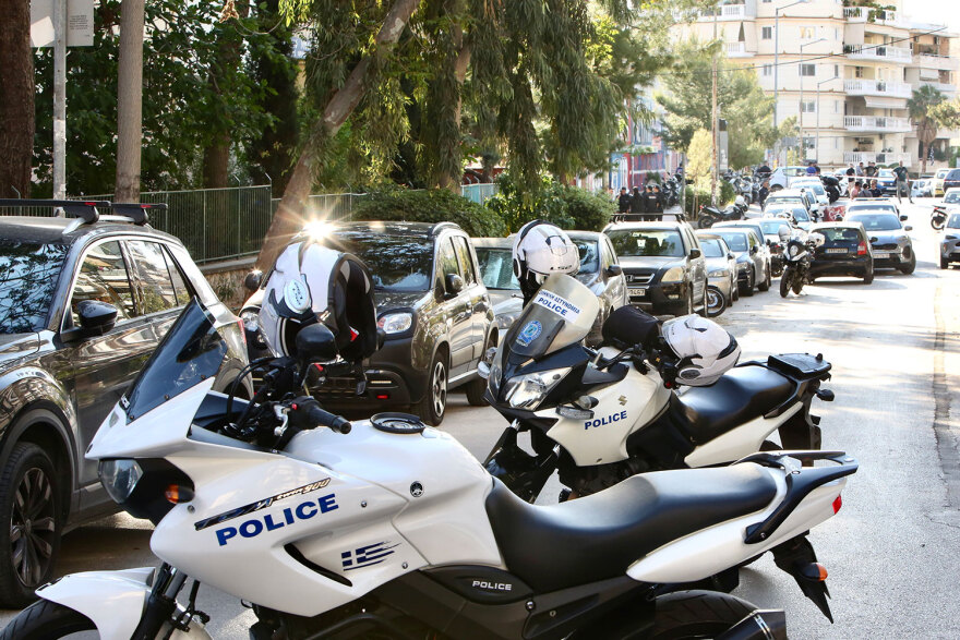 Στο νοσοκομείο Γεννηματάς ο τραυματίας μετά τους πυροβολισμούς έξω από το γήπεδο στη Νέα Σμύρνη - Βίντεο και φωτογραφίες