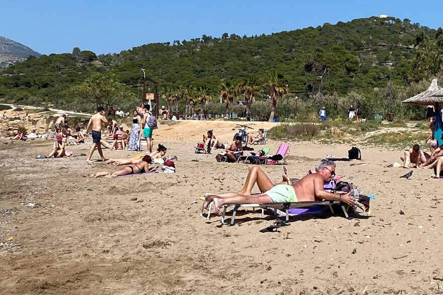 Καιρός: Στις παραλίες της Αττικής ξεχύθηκε κόσμος λόγω των υψηλών θερμοκρασιών - 30άρια και την Κυριακή