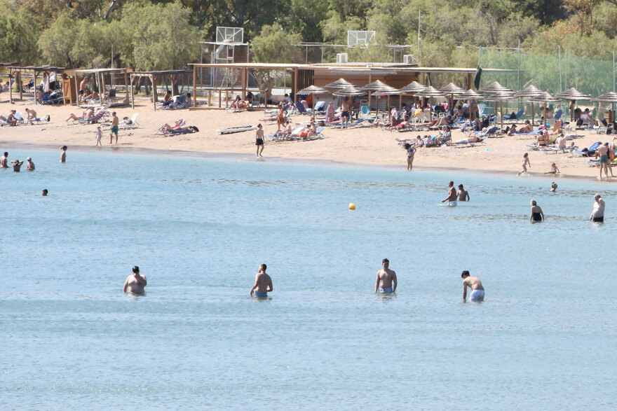 Καιρός: Στις παραλίες της Αττικής ξεχύθηκε κόσμος λόγω των υψηλών θερμοκρασιών - 30άρια και την Κυριακή