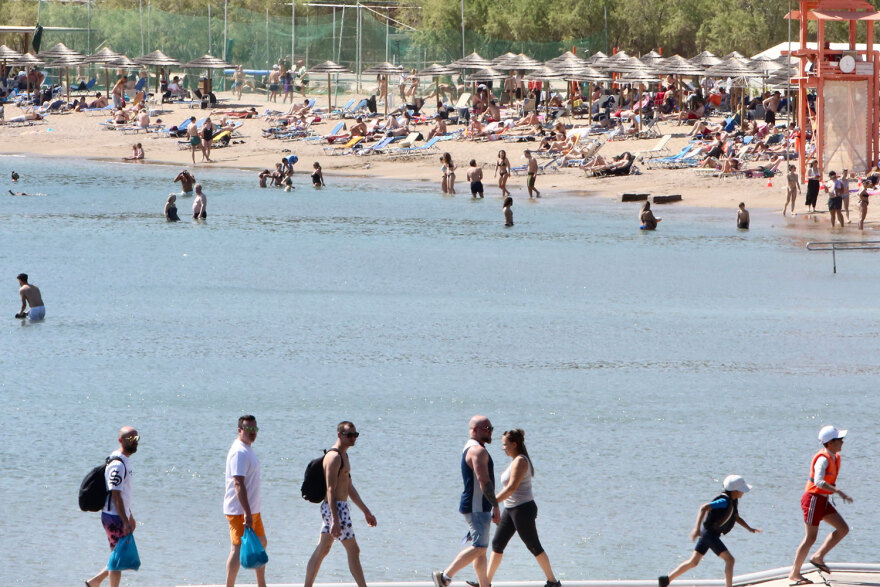 Καιρός: Στις παραλίες της Αττικής ξεχύθηκε κόσμος λόγω των υψηλών θερμοκρασιών - 30άρια και την Κυριακή
