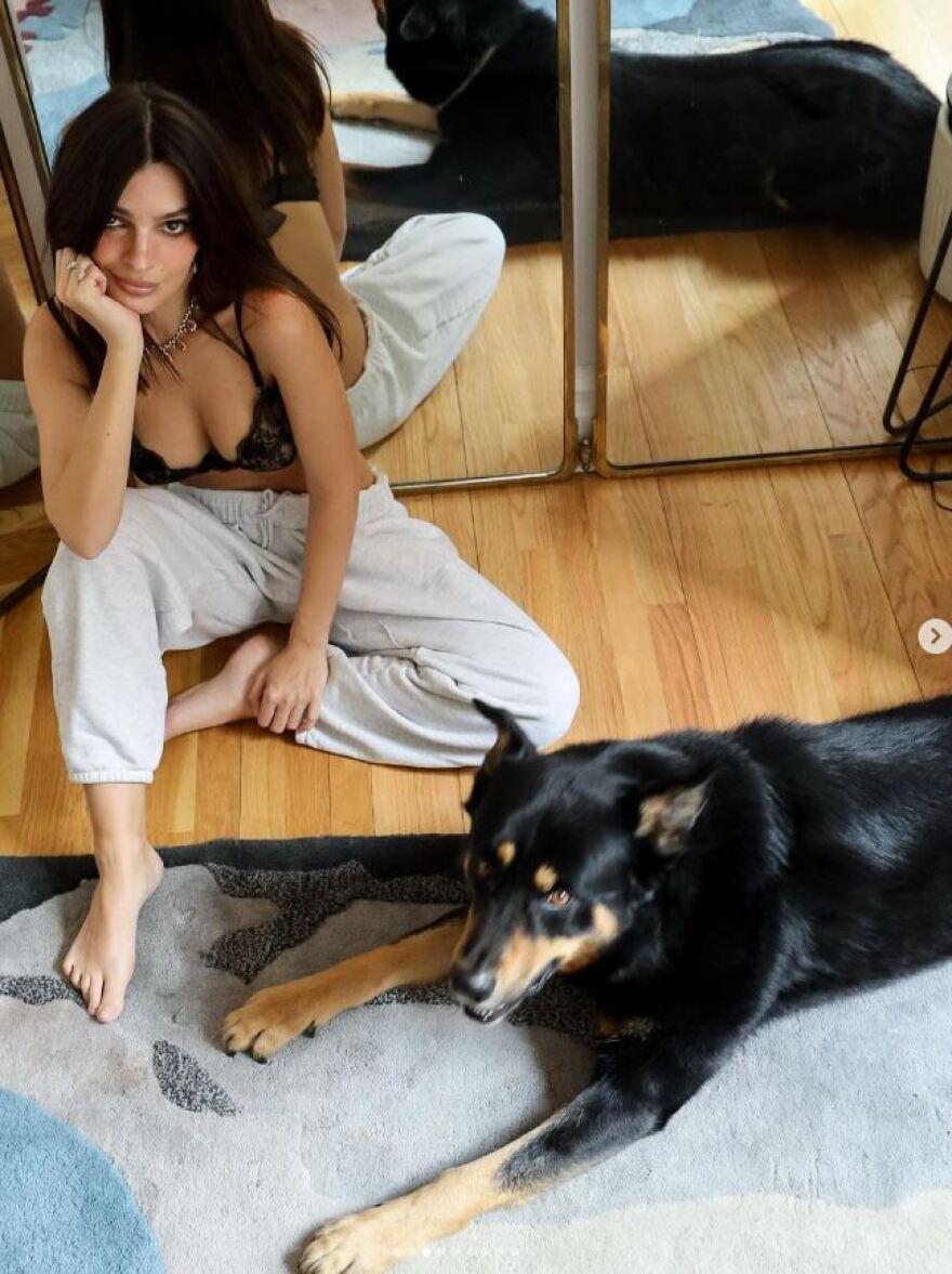 Έμιλι Ραταϊκόφσκι: Νέα αποκαλυπτική ανάρτηση - Πόζαρε με διαφανές εσώρουχο