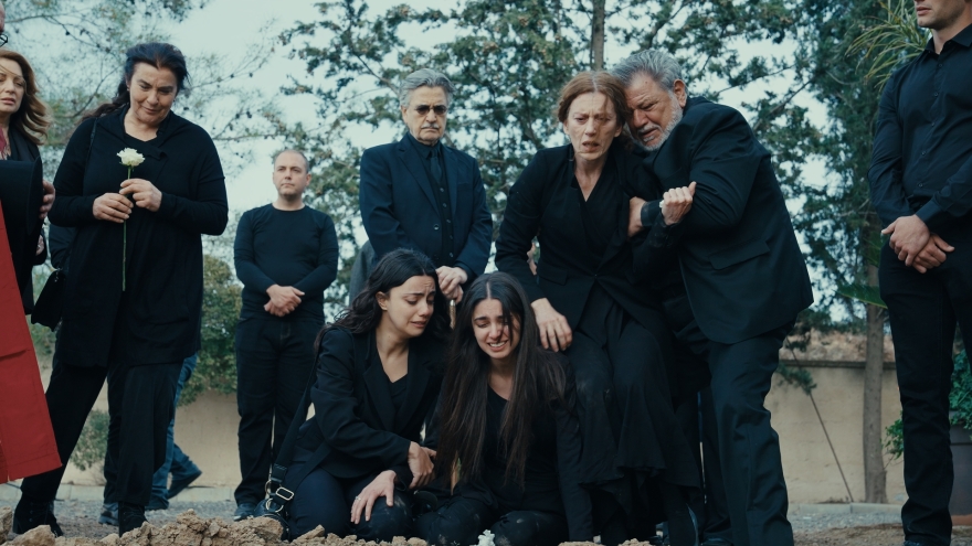 Γη της Ελιάς: Σπαραγμός στην κηδεία του Φίλιππου με τραγικά πρόσωπα τη Βασιλική και τη Χάιδω