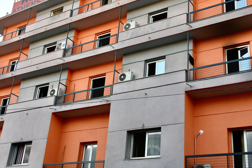 Φωτογραφίες από το ξενοδοχείο στη Λιοσίων όπου ξέσπασε η φωτιά με έναν νεκρό 40χρονο 