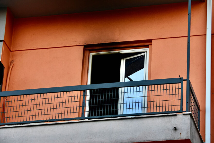 Φωτογραφίες από το ξενοδοχείο στη Λιοσίων όπου ξέσπασε η φωτιά με έναν νεκρό 40χρονο 