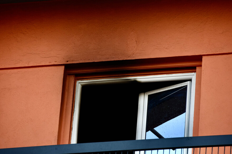 Φωτογραφίες από το ξενοδοχείο στη Λιοσίων όπου ξέσπασε η φωτιά με έναν νεκρό 40χρονο 