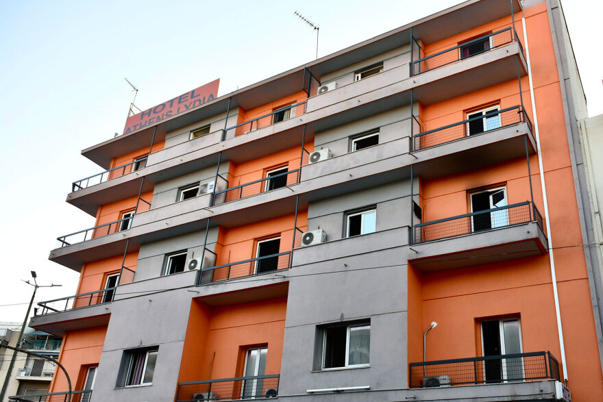 Φωτογραφίες από το ξενοδοχείο στη Λιοσίων όπου ξέσπασε η φωτιά με έναν νεκρό 40χρονο 
