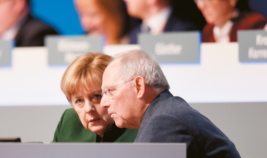 Ο Σόιμπλε περιγράφει την ελληνική κρίση -  Σε ένα κορδόνι κρεμόταν η ζωή μου, το ευρώ και το μέλλον της Ευρώπης