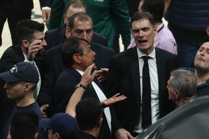 Έντονος διάλογος Αταμάν - Μπαρτζώκα μετά το τέλος του ντέρμπι 