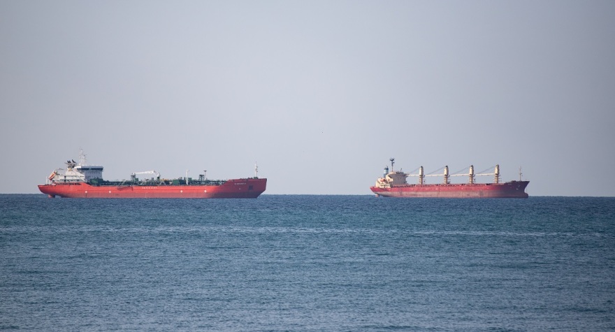 Τρία μέτωπα «κόκκινου συναγερμού» για τη ναυτιλία: Εκρήξεις στο Ορμούζ, νέες επιθέσεις στην Υεμένη και πλήγματα σε πλοία στην Οδησσό