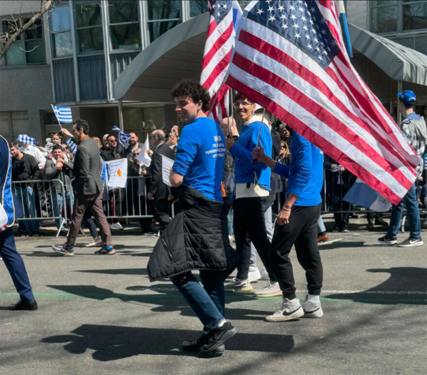 Το Μανχάταν στα χρώματα της Ελλάδας για την 25η Μαρτίου - Δείτε βίντεο από την παρέλαση στην 5η λεωφόρο