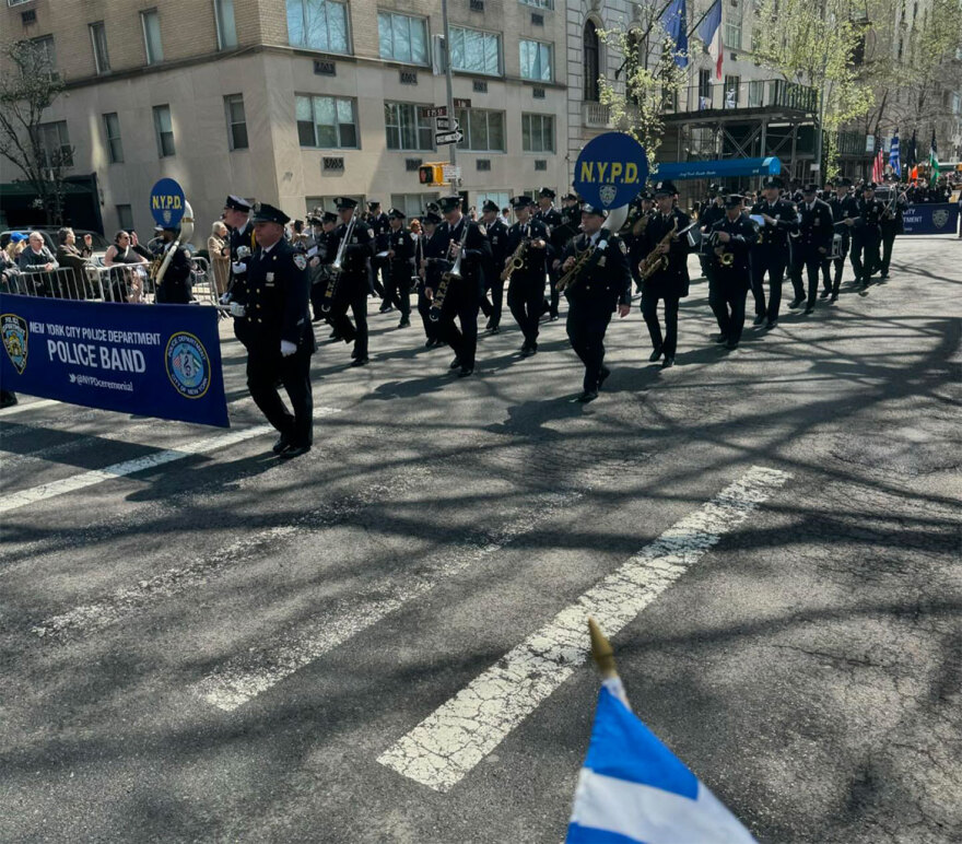 Το Μανχάταν στα χρώματα της Ελλάδας για την 25η Μαρτίου - Δείτε βίντεο από την παρέλαση στην 5η λεωφόρο