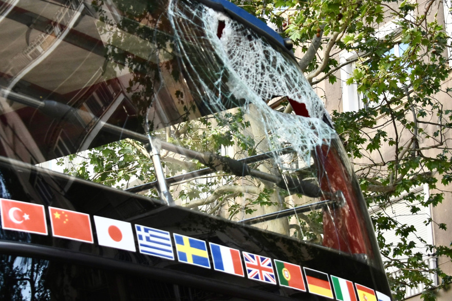 Πανεπιστημίου: Ατύχημα με τουριστικό λεωφορείο - Έξι τραυματίες - Δείτε βίντεο