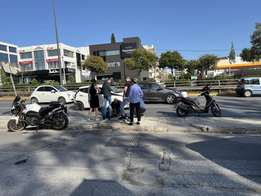 Τροχαίο στην Κηφισίας - Μηχανή συγκρούστηκε με ΙΧ, τραυματίστηκε ο αναβάτης - Δείτε φωτογραφίες