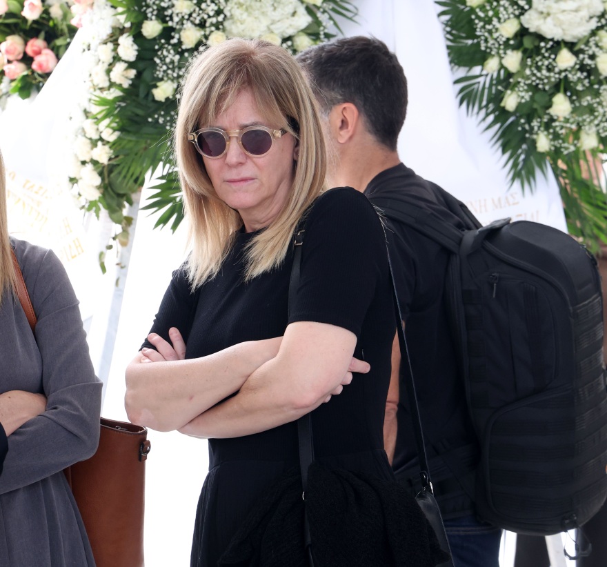 Γιάννης Φέρτης: Συγκίνηση στην κηδεία του - Πλήθος καλλιτεχνών στο τελευταίο «αντίο» στον ηθοποιό