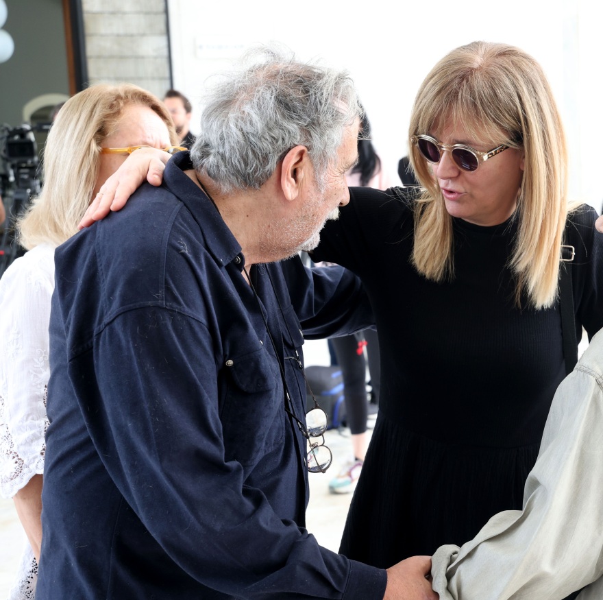 Γιάννης Φέρτης: Συγκίνηση στην κηδεία του - Πλήθος καλλιτεχνών στο τελευταίο «αντίο» στον ηθοποιό