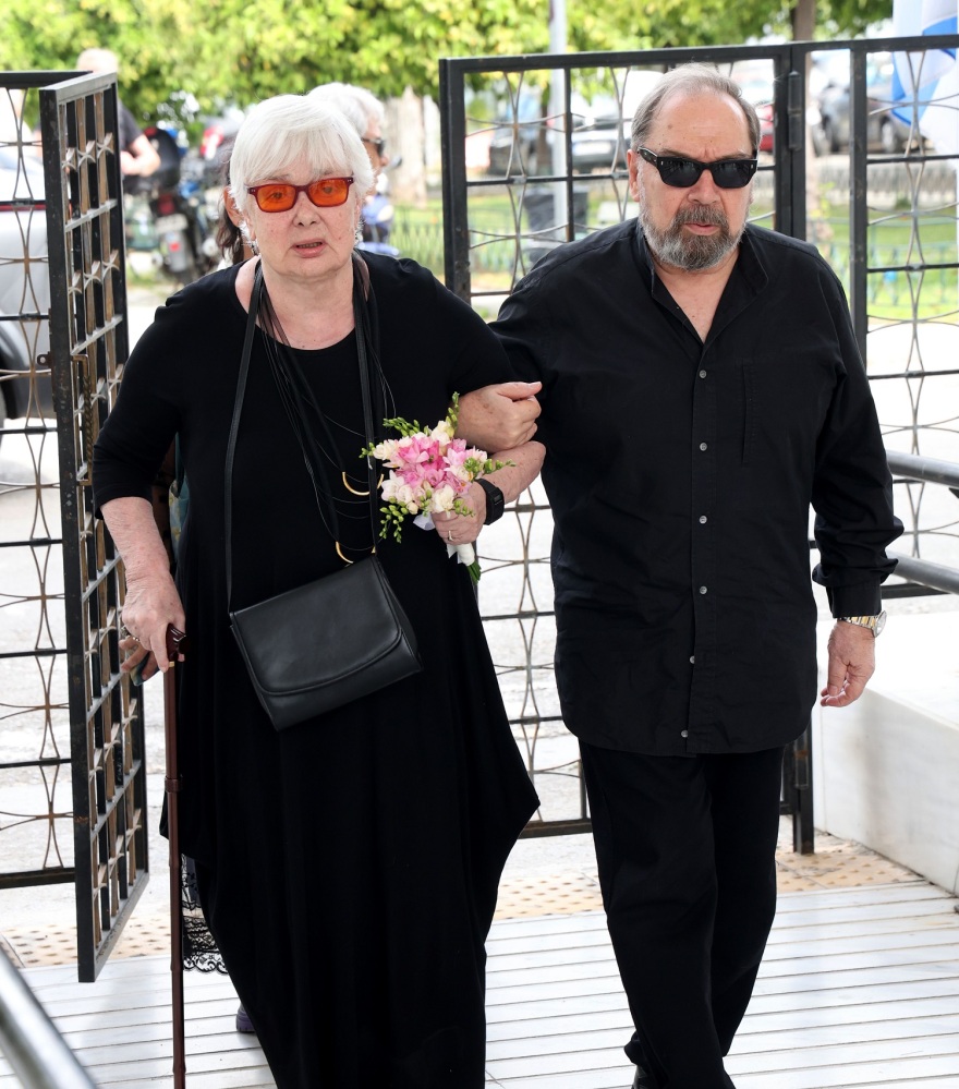 Γιάννης Φέρτης: Η αγκαλιά της Μαρίνας Ψάλτη στην Ξένια Καλογεροπούλου στην κηδεία του