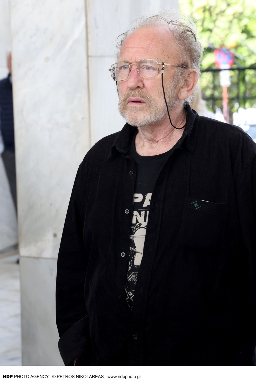 Γιάννης Φέρτης: Συγκίνηση στην κηδεία του - Πλήθος καλλιτεχνών στο τελευταίο «αντίο» στον ηθοποιό