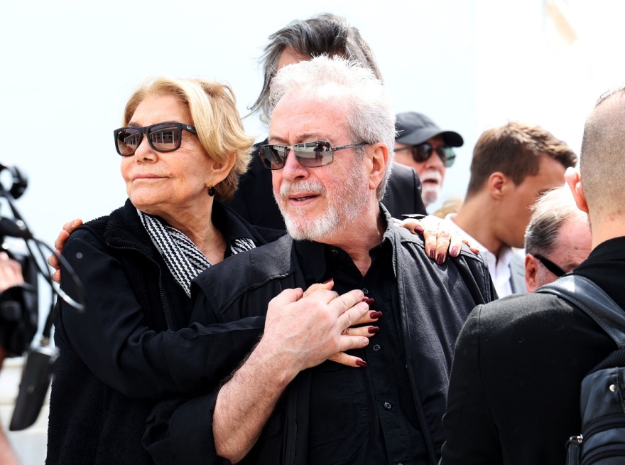 Γιάννης Φέρτης: Συγκίνηση στην κηδεία του - Πλήθος καλλιτεχνών στο τελευταίο «αντίο» στον ηθοποιό