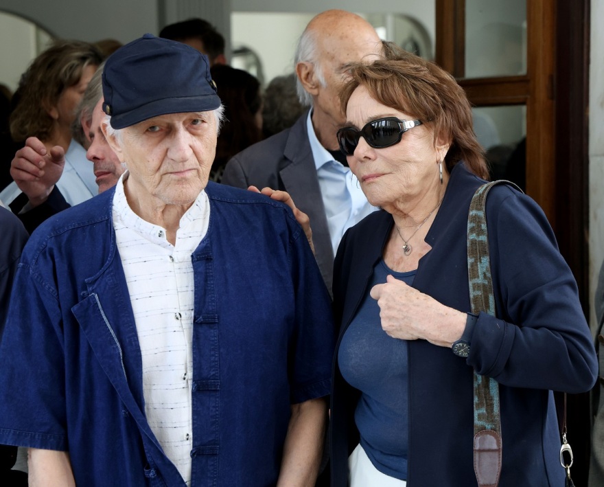 Γιάννης Φέρτης: Συγκίνηση στην κηδεία του - Πλήθος καλλιτεχνών στο τελευταίο «αντίο» στον ηθοποιό