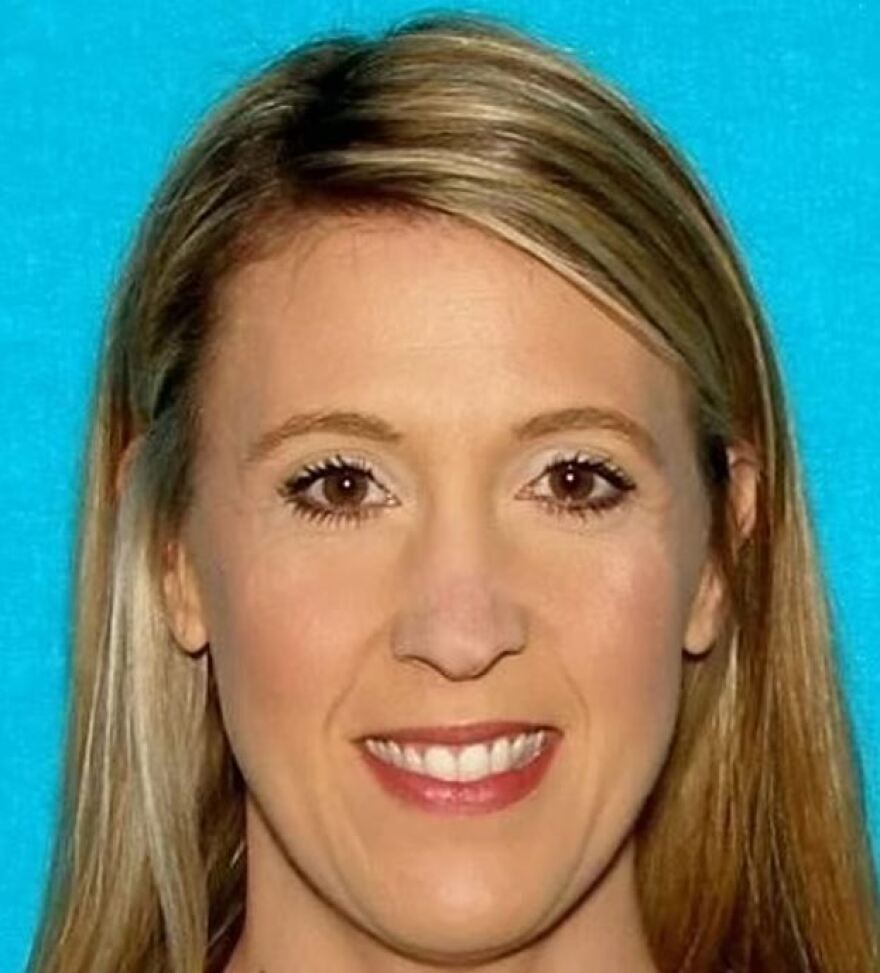 ΗΠΑ: 45χρονη εκπαιδευτικός έγινε τσακωτή γυμνή με 17χρονο στο αυτοκίνητο του συζύγου της που είναι στέλεχος του υπ. Άμυνας