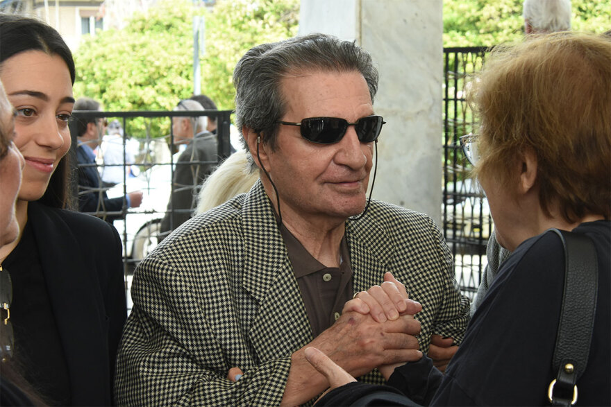 Γιάννης Φέρτης: Συγκίνηση στην κηδεία του - Πλήθος καλλιτεχνών στο τελευταίο «αντίο» στον ηθοποιό