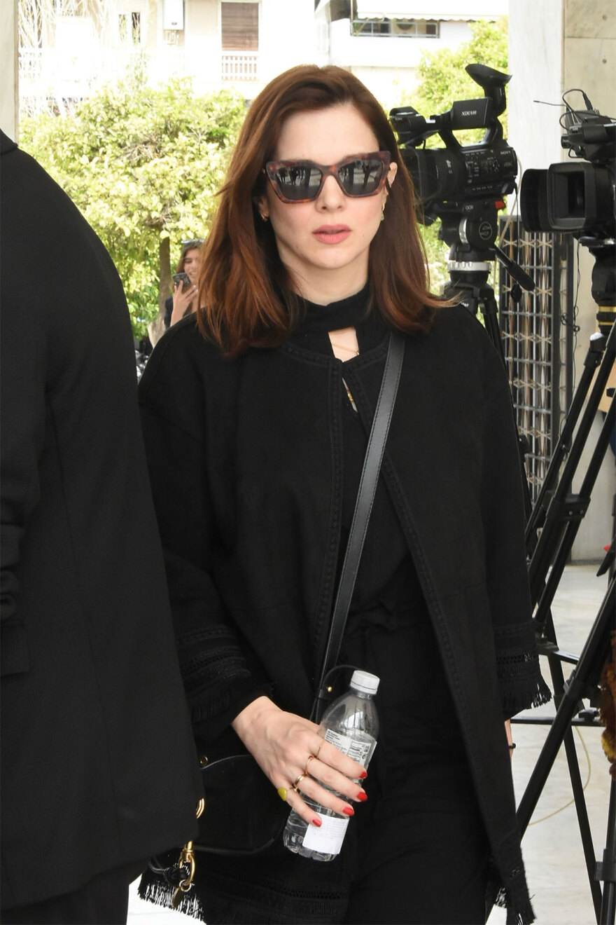 Γιάννης Φέρτης: Συγκίνηση στην κηδεία του - Πλήθος καλλιτεχνών στο τελευταίο «αντίο» στον ηθοποιό