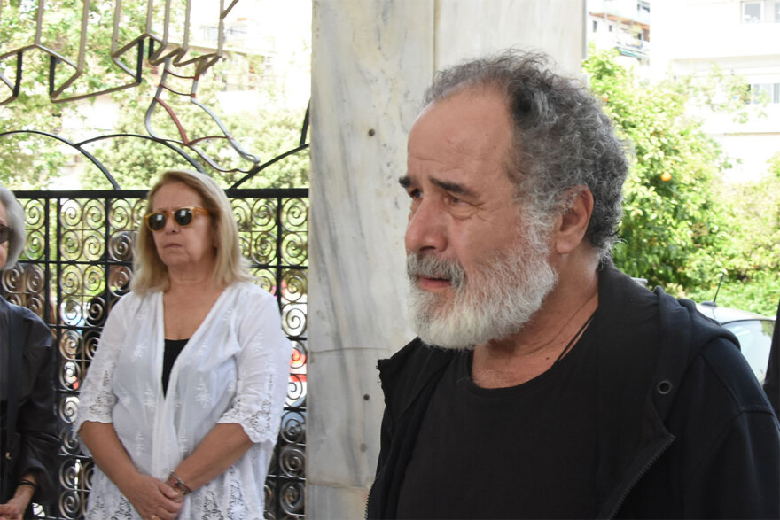Γιάννης Φέρτης: Συγκίνηση στην κηδεία του - Πλήθος καλλιτεχνών στο τελευταίο «αντίο» στον ηθοποιό