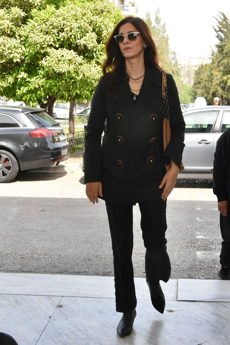 Γιάννης Φέρτης: Συγκίνηση στην κηδεία του - Πλήθος καλλιτεχνών στο τελευταίο «αντίο» στον ηθοποιό