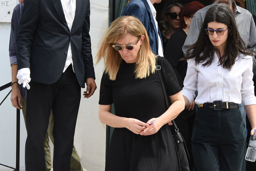 Γιάννης Φέρτης: Συγκίνηση στην κηδεία του - Πλήθος καλλιτεχνών στο τελευταίο «αντίο» στον ηθοποιό