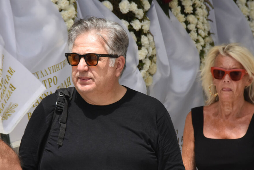 Γιάννης Φέρτης: Συγκίνηση στην κηδεία του - Πλήθος καλλιτεχνών στο τελευταίο «αντίο» στον ηθοποιό