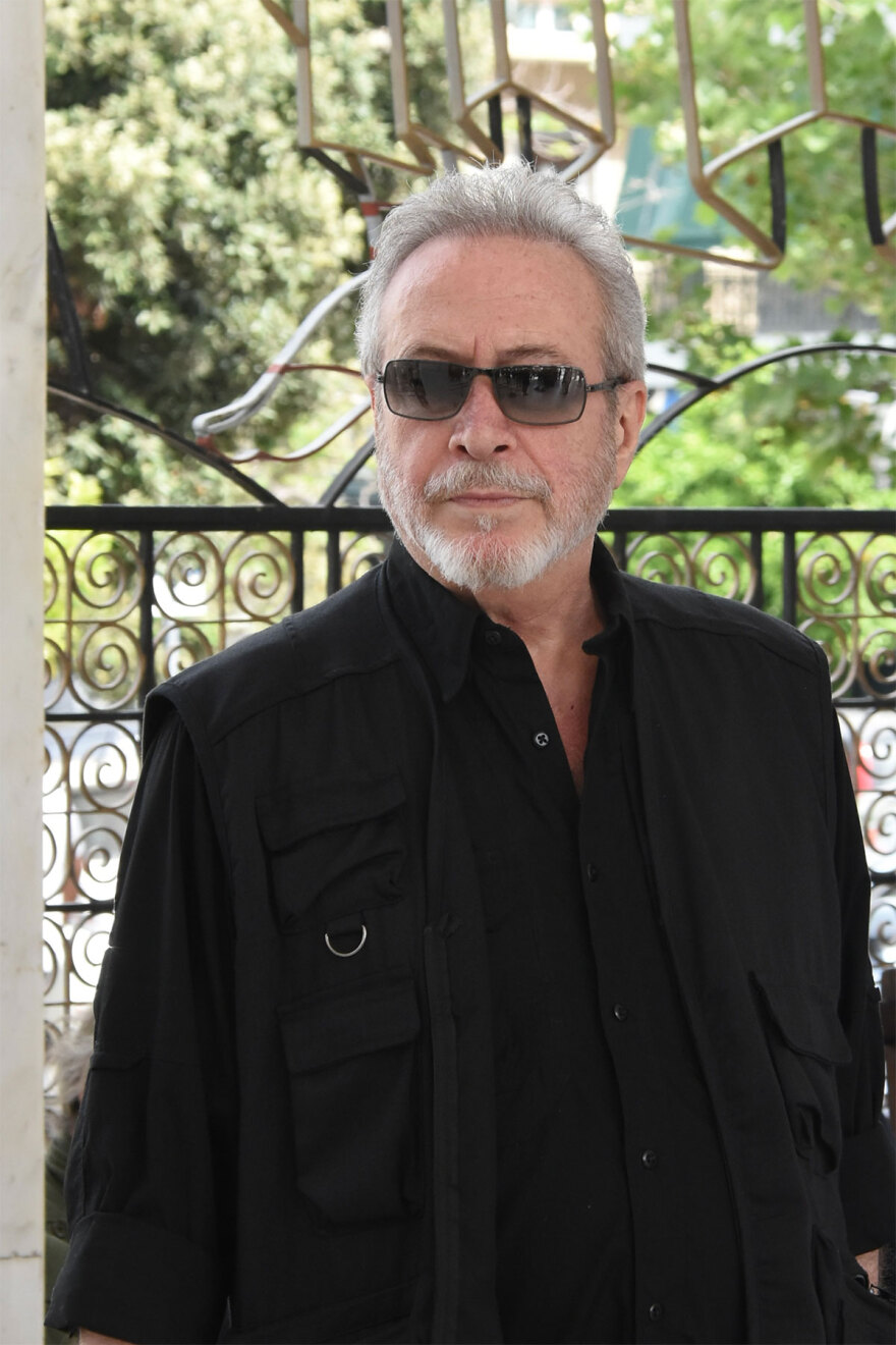 Γιάννης Φέρτης: Συγκίνηση στην κηδεία του - Πλήθος καλλιτεχνών στο τελευταίο «αντίο» στον ηθοποιό