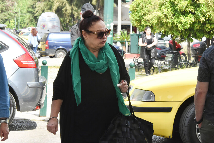 Γιάννης Φέρτης: Συγκίνηση στην κηδεία του - Πλήθος καλλιτεχνών στο τελευταίο «αντίο» στον ηθοποιό