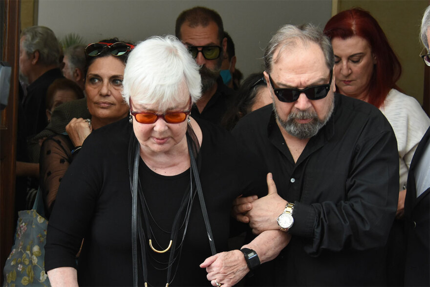 Γιάννης Φέρτης: Συγκίνηση στην κηδεία του - Πλήθος καλλιτεχνών στο τελευταίο «αντίο» στον ηθοποιό