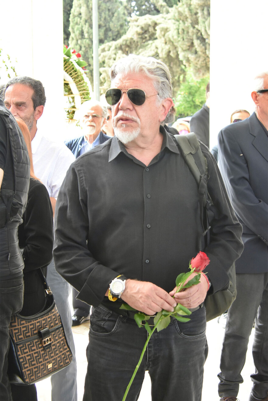 Γιάννης Φέρτης: Συγκίνηση στην κηδεία του - Πλήθος καλλιτεχνών στο τελευταίο «αντίο» στον ηθοποιό