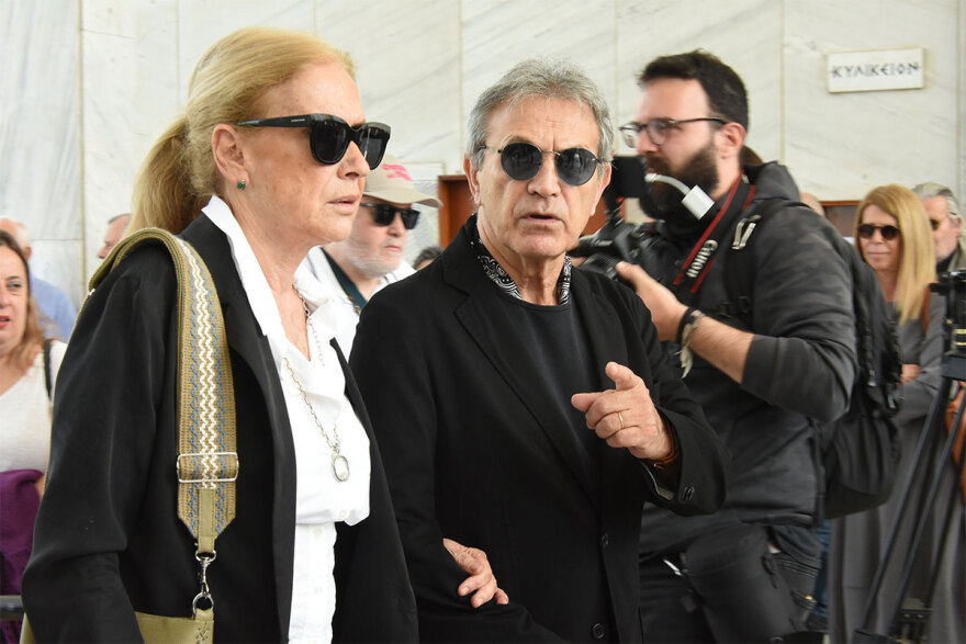 Γιάννης Φέρτης: Συγκίνηση στην κηδεία του - Πλήθος καλλιτεχνών στο τελευταίο «αντίο» στον ηθοποιό