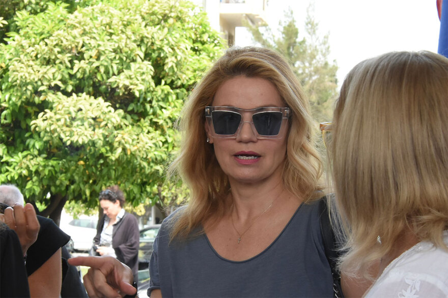 Γιάννης Φέρτης: Συγκίνηση στην κηδεία του - Πλήθος καλλιτεχνών στο τελευταίο «αντίο» στον ηθοποιό