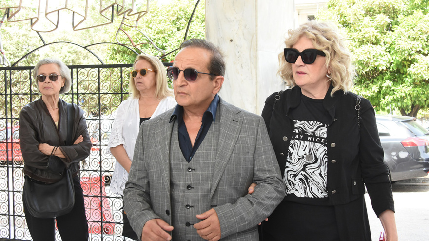 Γιάννης Φέρτης: Συγκίνηση στην κηδεία του - Πλήθος καλλιτεχνών στο τελευταίο «αντίο» στον ηθοποιό