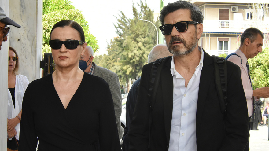 Γιάννης Φέρτης: Συγκίνηση στην κηδεία του - Πλήθος καλλιτεχνών στο τελευταίο «αντίο» στον ηθοποιό