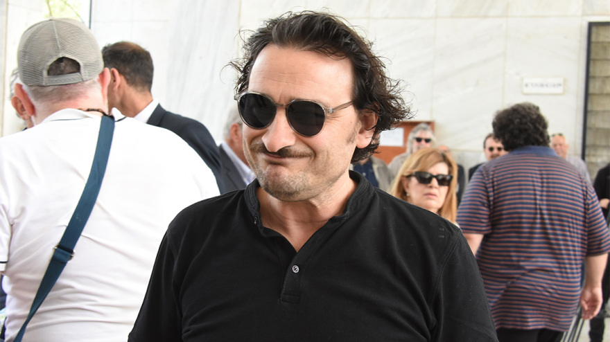 Γιάννης Φέρτης: Συγκίνηση στην κηδεία του - Πλήθος καλλιτεχνών στο τελευταίο «αντίο» στον ηθοποιό