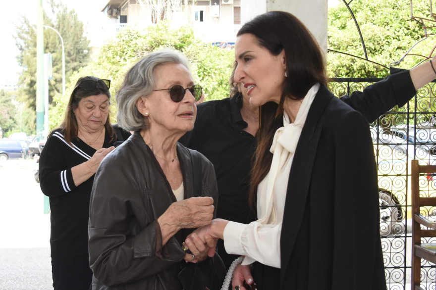 Γιάννης Φέρτης: Συγκίνηση στην κηδεία του - Πλήθος καλλιτεχνών στο τελευταίο «αντίο» στον ηθοποιό