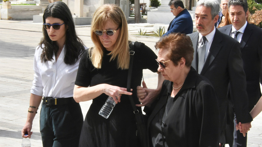 Γιάννης Φέρτης: Συγκίνηση στην κηδεία του - Πλήθος καλλιτεχνών στο τελευταίο «αντίο» στον ηθοποιό