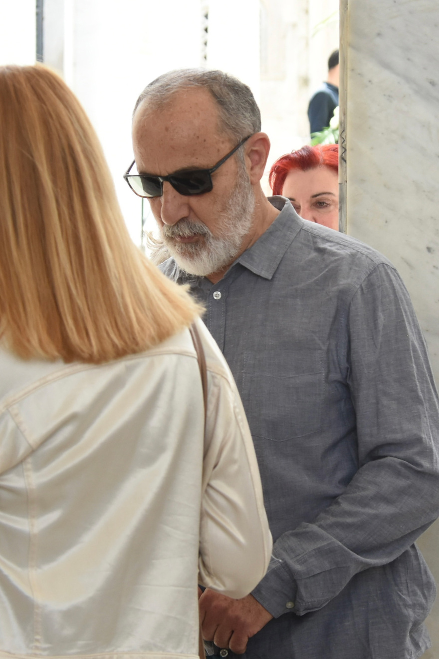 Γιάννης Φέρτης: Συγκίνηση στην κηδεία του - Πλήθος καλλιτεχνών στο τελευταίο «αντίο» στον ηθοποιό
