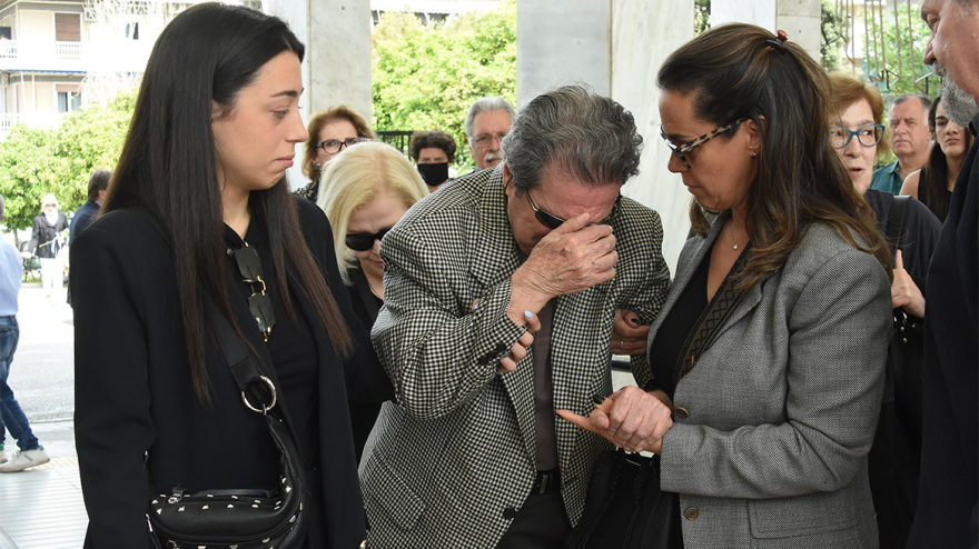 Γιάννης Φέρτης: Συγκίνηση στην κηδεία του - Πλήθος καλλιτεχνών στο τελευταίο «αντίο» στον ηθοποιό