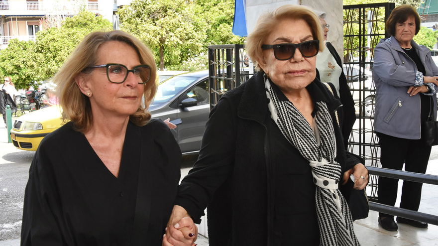 Γιάννης Φέρτης: Συγκίνηση στην κηδεία του - Πλήθος καλλιτεχνών στο τελευταίο «αντίο» στον ηθοποιό