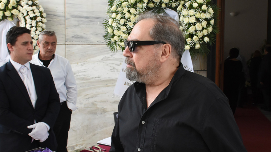 Γιάννης Φέρτης: Συγκίνηση στην κηδεία του - Πλήθος καλλιτεχνών στο τελευταίο «αντίο» στον ηθοποιό