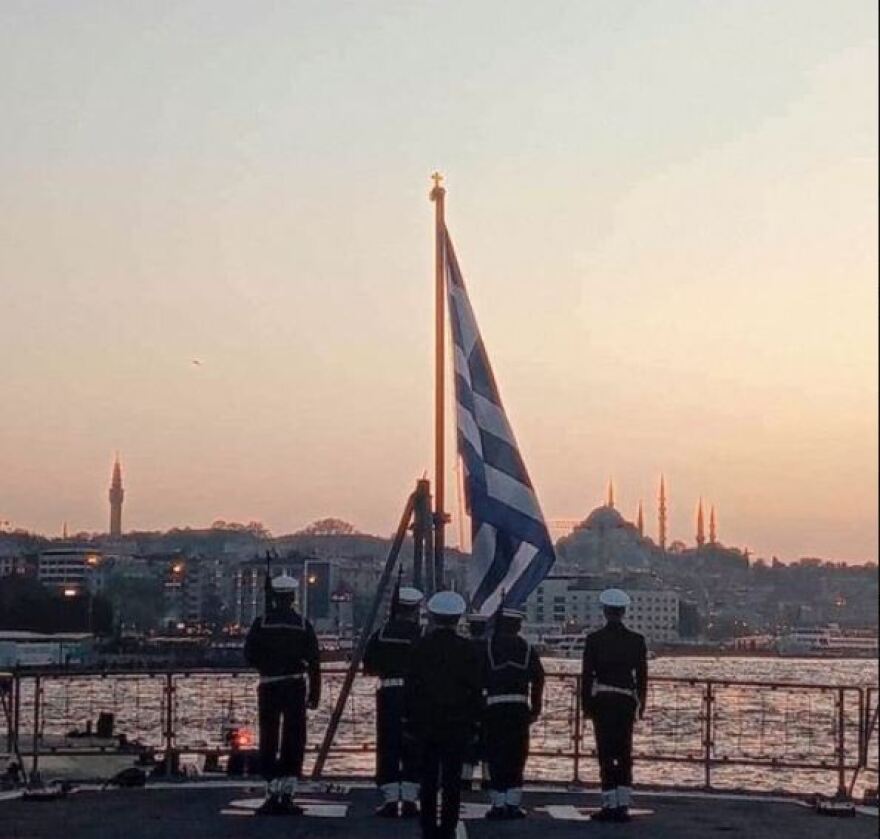 Η έπαρση της σημαίας στη φρεγάτα  «Θεμιστοκλής» με θέα το Βόσπορο – Δείτε φωτογραφία 